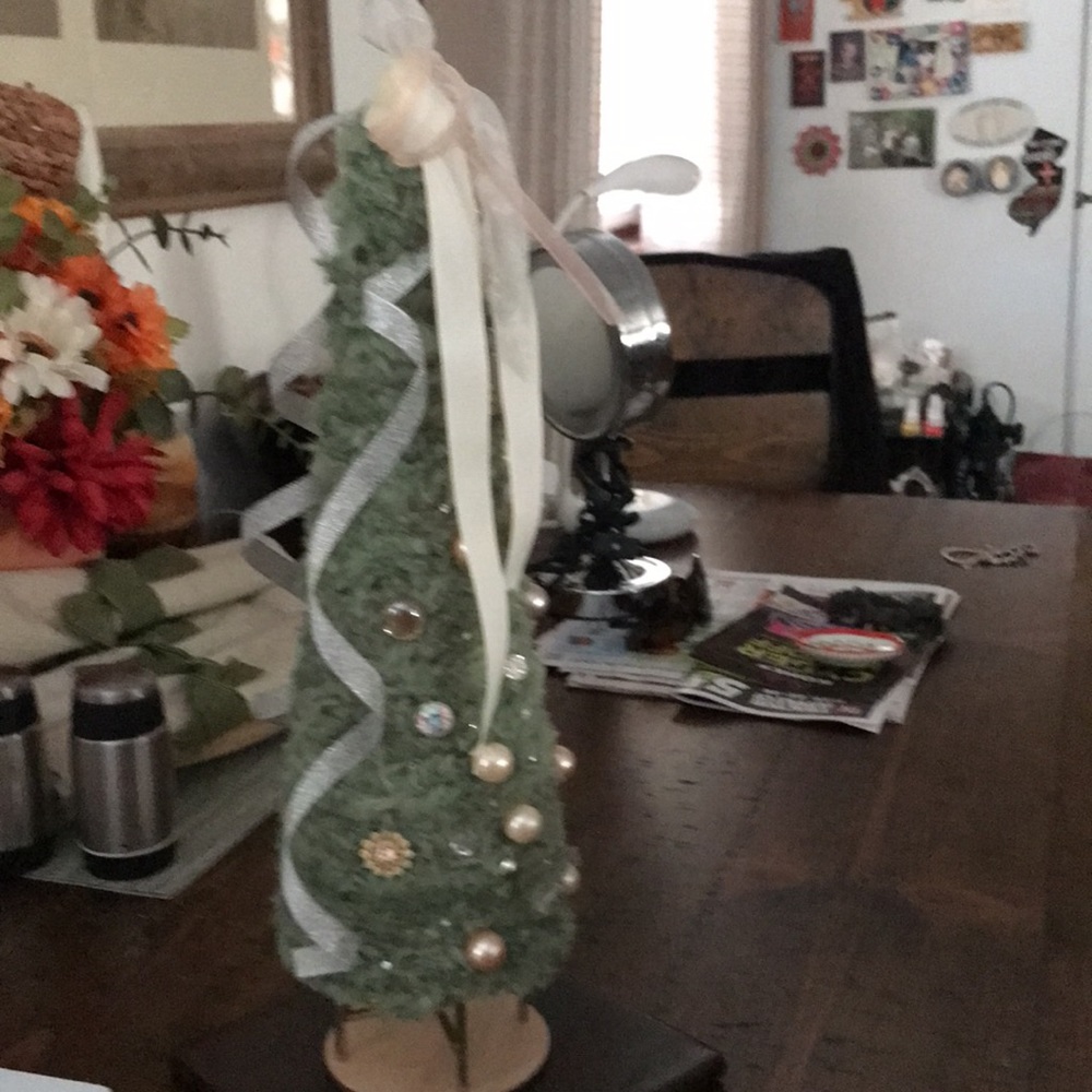 CHRISTMAS TREE - Picture 2 of 4